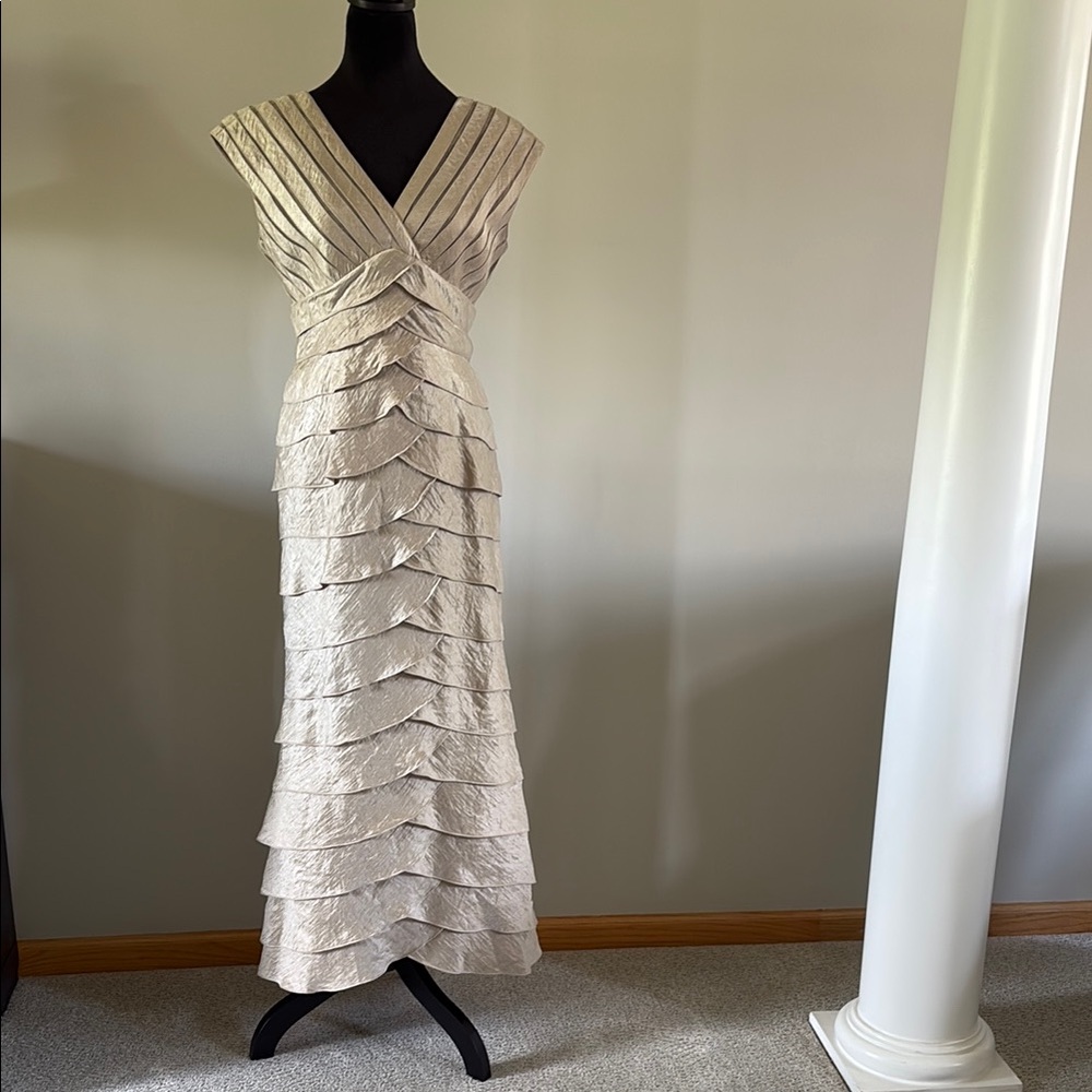 Elegant Adrianna Papell Cream/Light Taupe Evening Gown size 8P